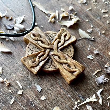 Ciondolo in legno di quercia Triquetra con croce celtica