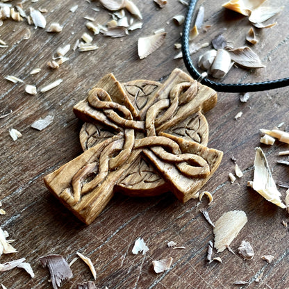 Ciondolo in legno di quercia Triquetra con croce celtica