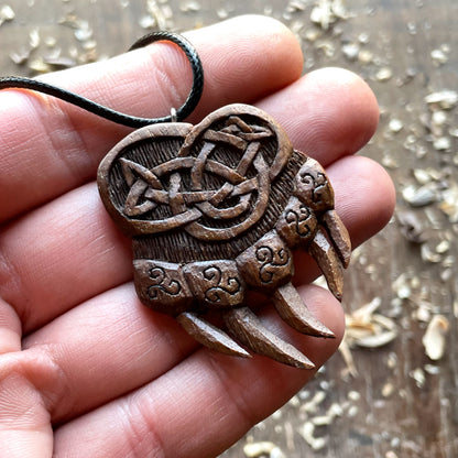 Ciondolo celtico a forma di zampa d'orso con simbolo del Triskelion