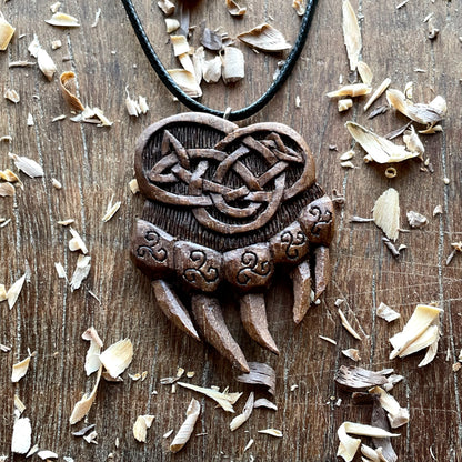 Ciondolo celtico a forma di zampa d'orso con simbolo del Triskelion