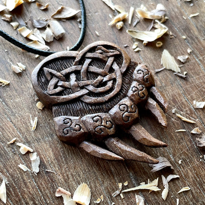 Ciondolo celtico a forma di zampa d'orso con simbolo del Triskelion