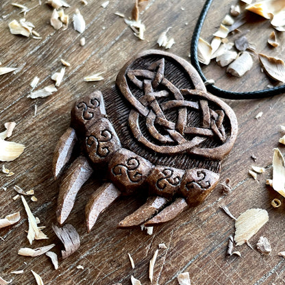 Ciondolo celtico a forma di zampa d'orso con simbolo del Triskelion