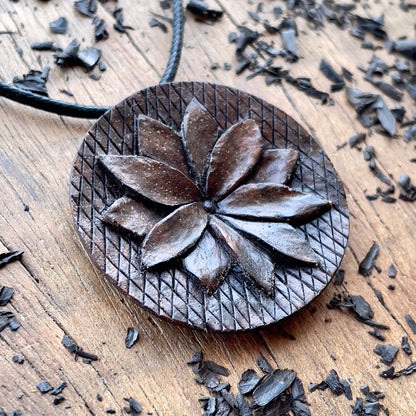 Ciondolo a forma di fiore