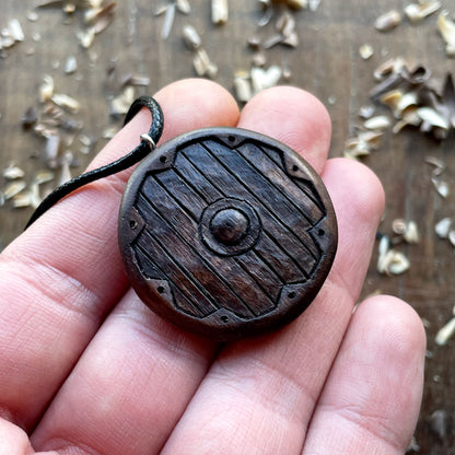 Ciondolo in legno di noce con scudo vichingo