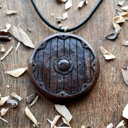 Ciondolo in legno di noce con scudo vichingo