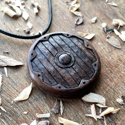 Ciondolo in legno di noce con scudo vichingo