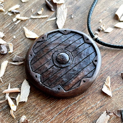Ciondolo in legno di noce con scudo vichingo