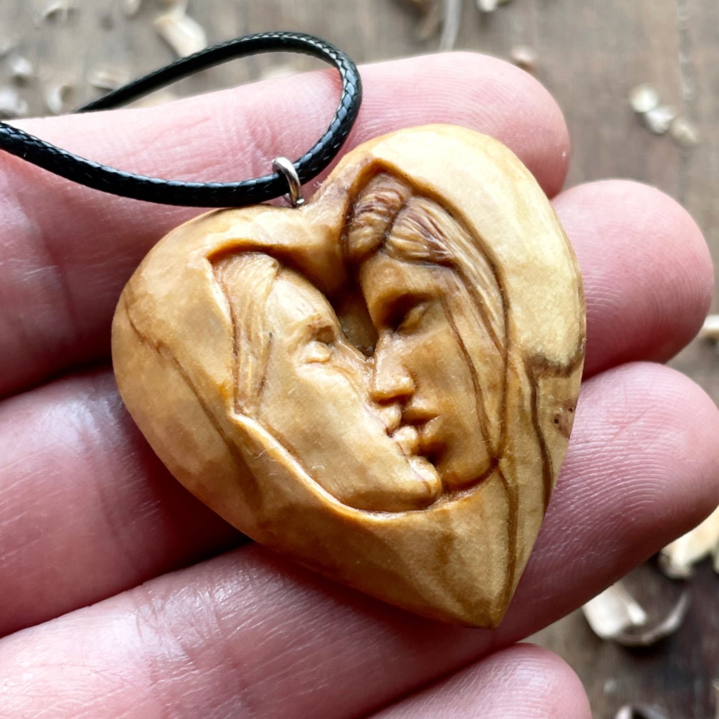 Kiss Into Heart Olive d Pendant