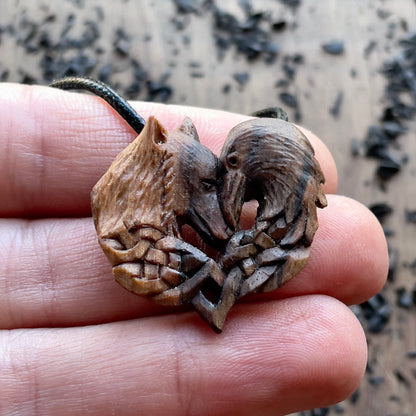 Ciondolo in legno di noce lupo e corvo