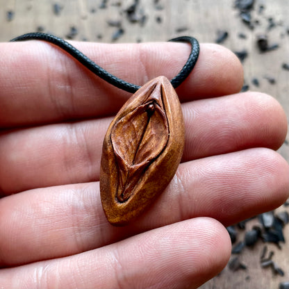 Ciondolo in legno di albicocca Vulva