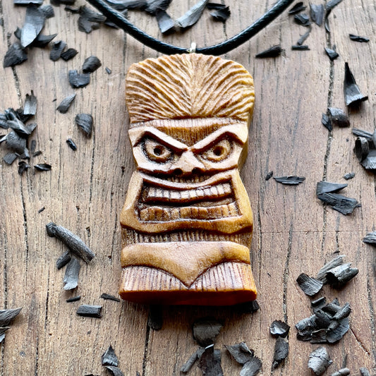 Ciondolo in legno di prugna Tiki Totem