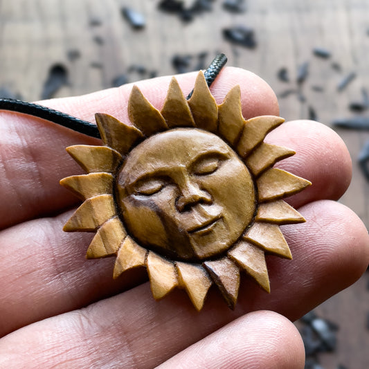 Ciondolo in legno d'ulivo con volto di sole