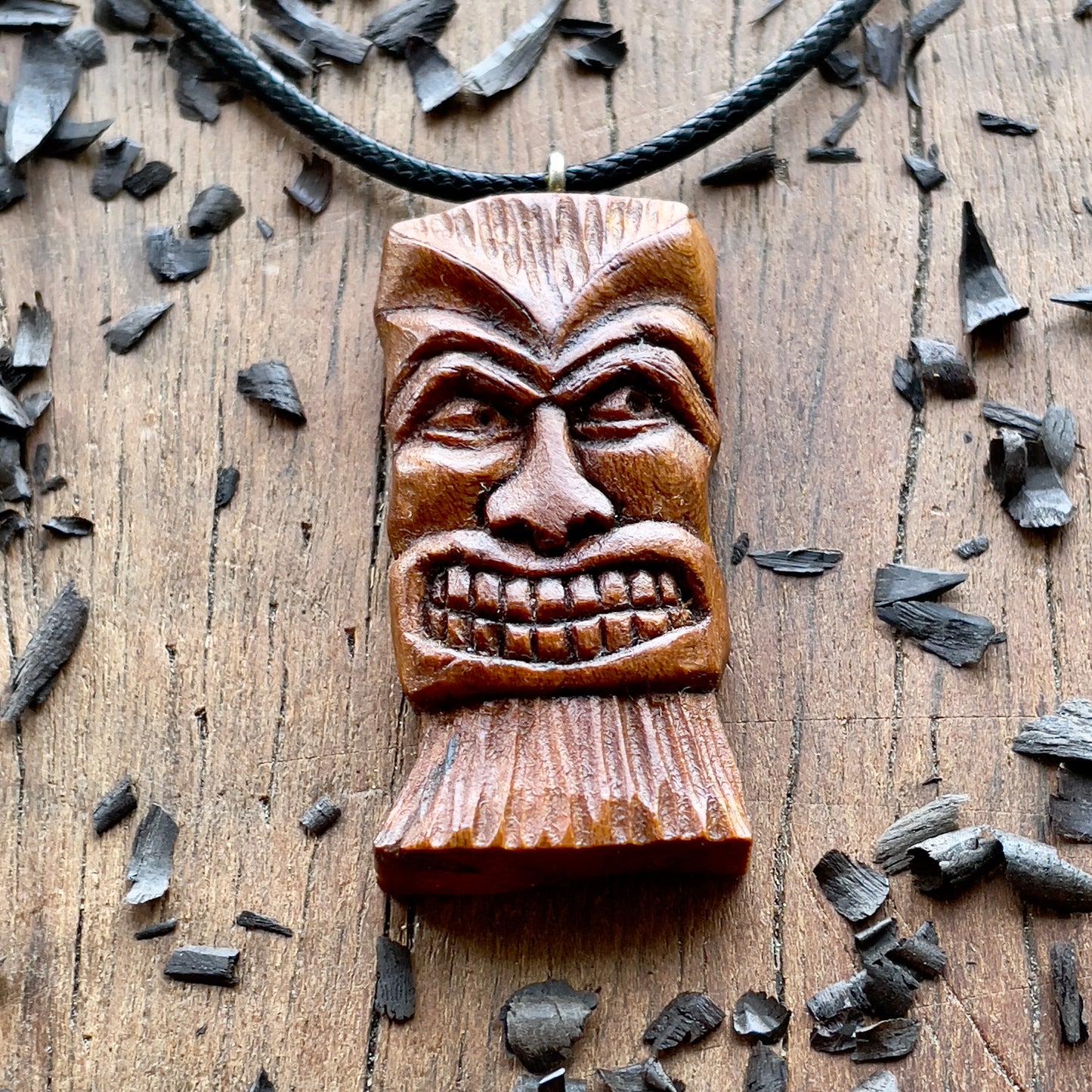 Ciondolo in legno di prugna con maschera Tiki