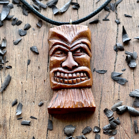 Ciondolo in legno di prugna con maschera Tiki