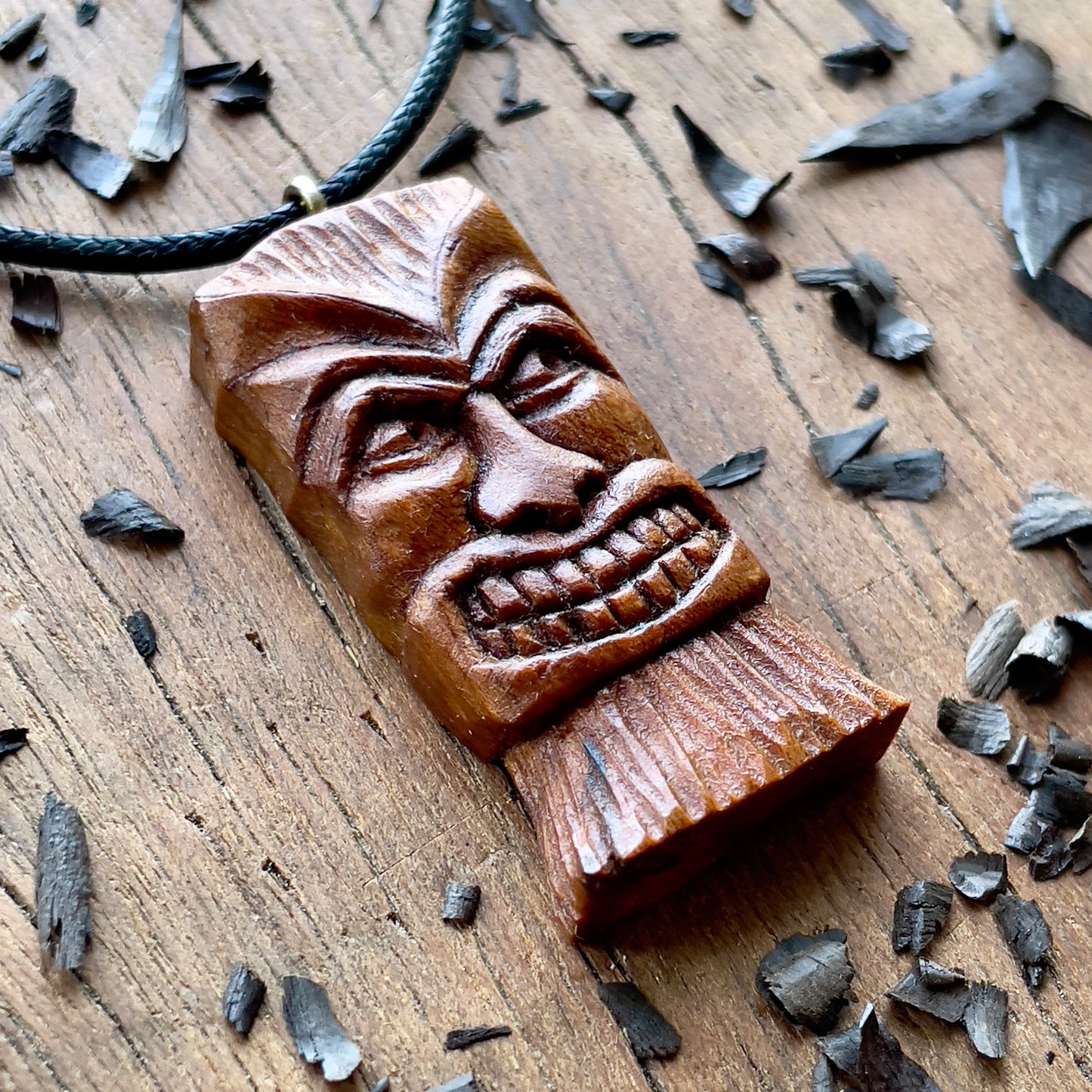 Ciondolo in legno di prugna con maschera Tiki