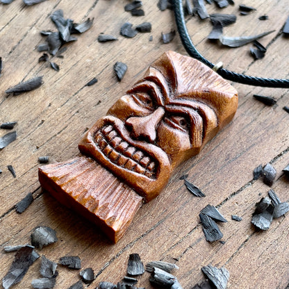 Ciondolo in legno di prugna con maschera Tiki