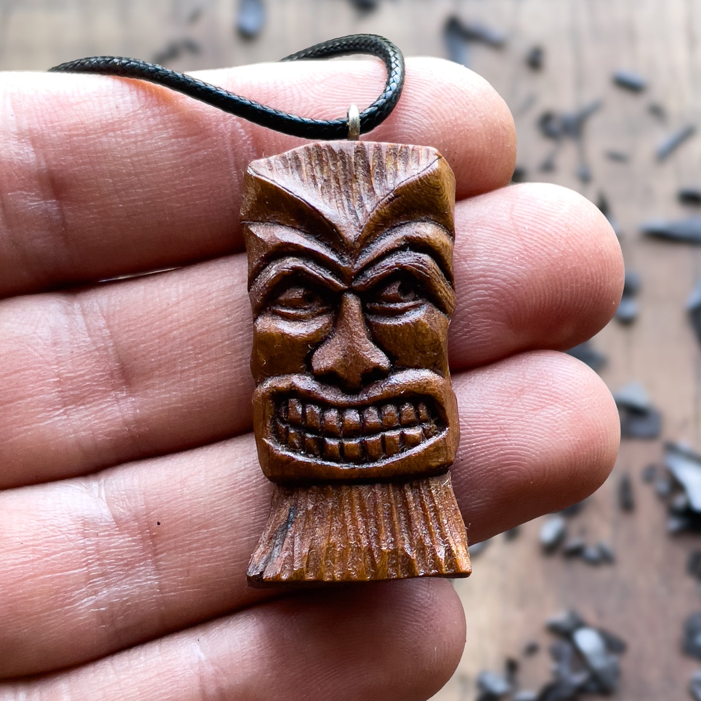 Ciondolo in legno di prugna con maschera Tiki