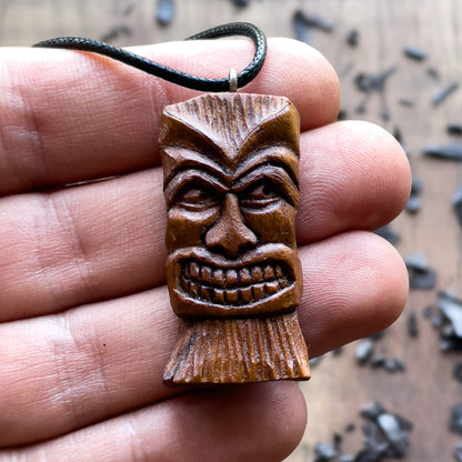 Ciondolo in legno di prugna con maschera Tiki