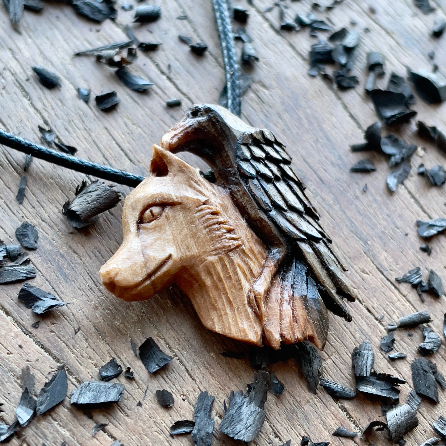 Ciondolo in legno di noce lupo e corvo