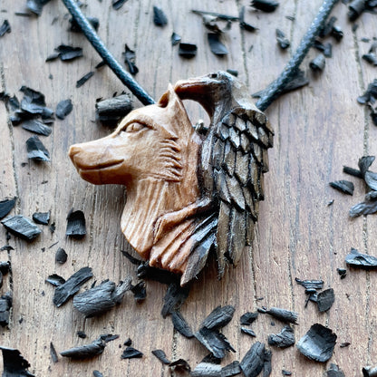Ciondolo in legno di noce lupo e corvo