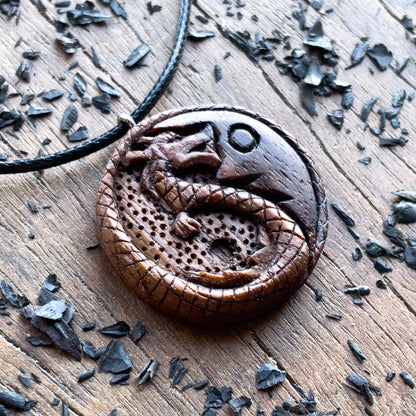 Ciondolo in legno di noce del drago Yin Yang