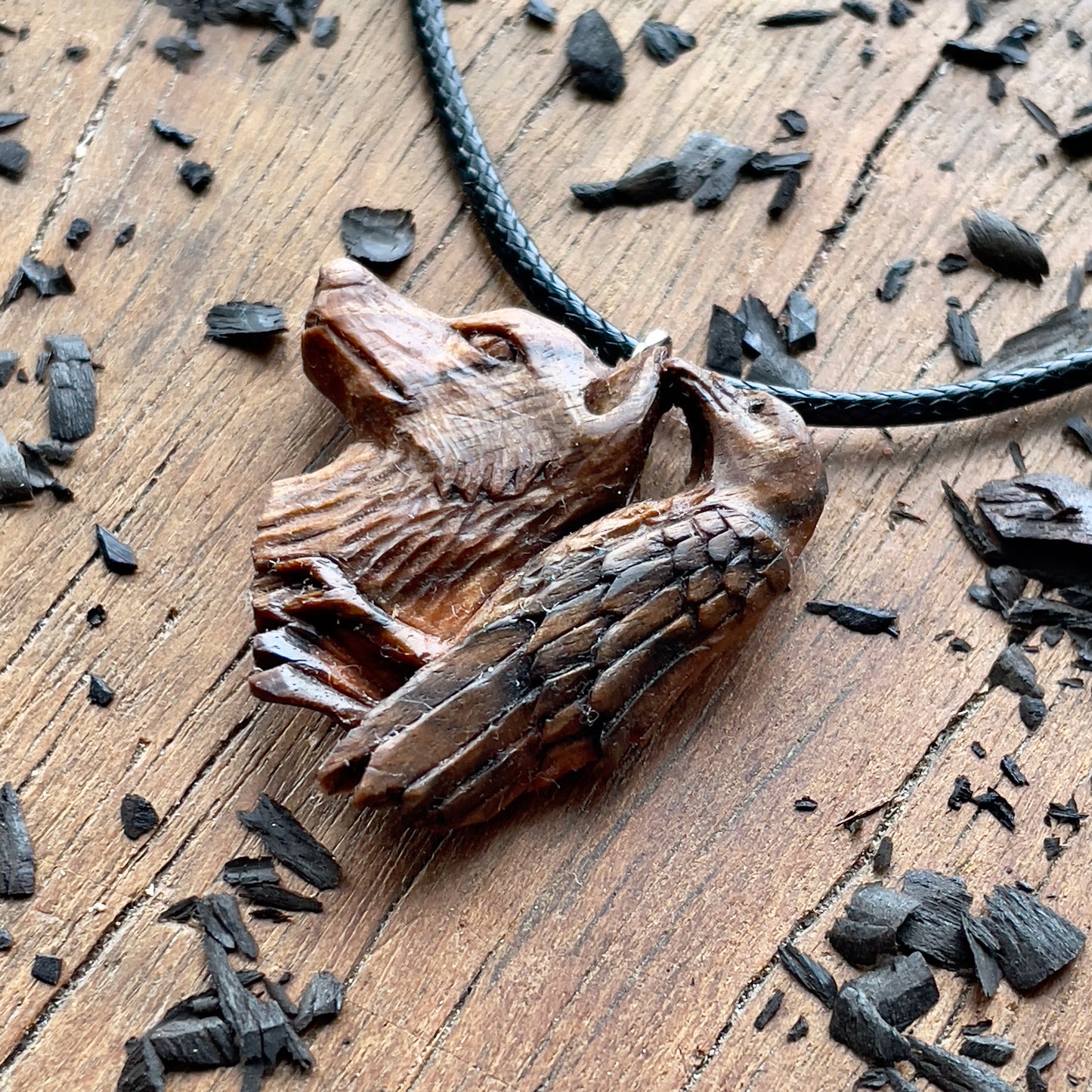 Ciondolo in legno di noce lupo e corvo