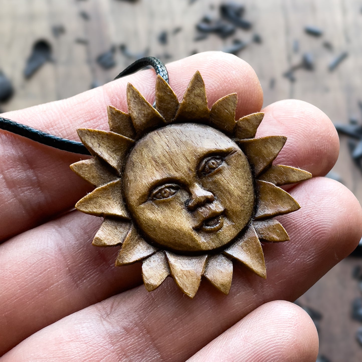 Ciondolo in legno di noce con faccia di sole