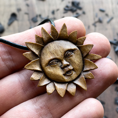 Ciondolo in legno di noce con faccia di sole
