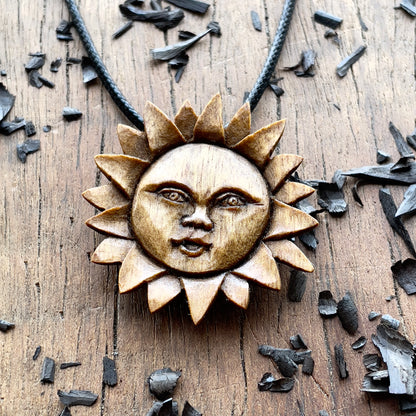 Ciondolo in legno di noce con faccia di sole