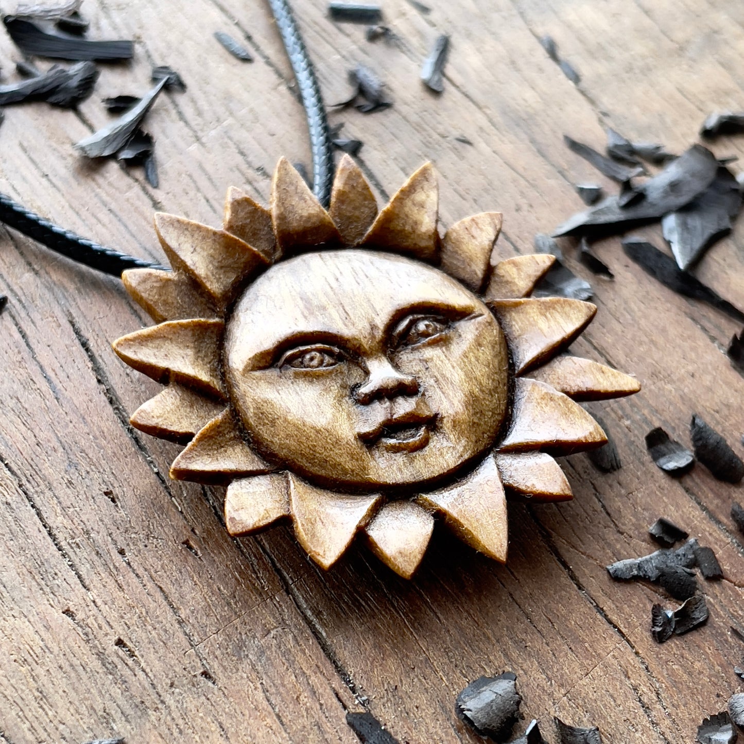 Ciondolo in legno di noce con faccia di sole