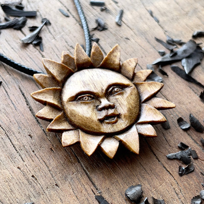 Ciondolo in legno di noce con faccia di sole