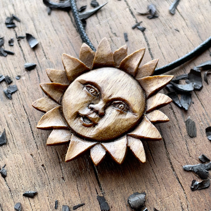 Ciondolo in legno di noce con faccia di sole