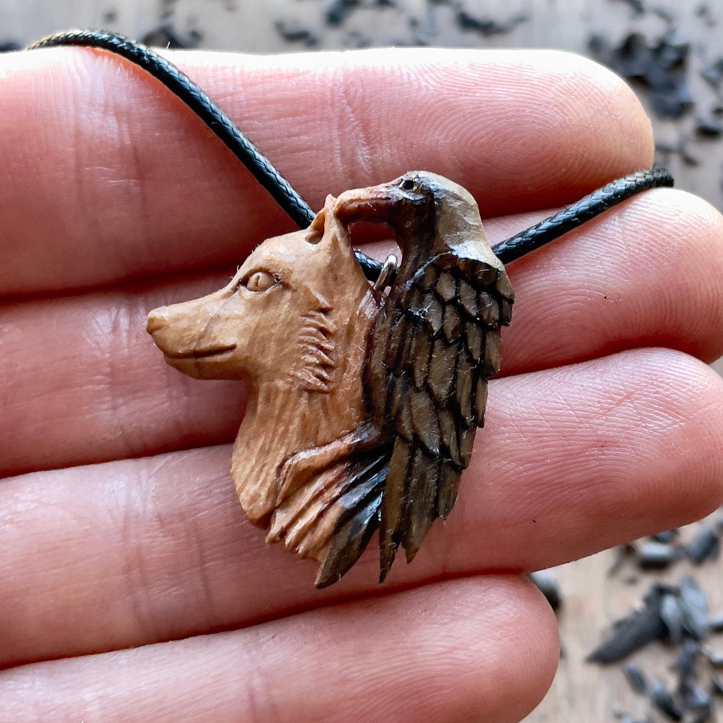 Ciondolo in legno di noce lupo e corvo