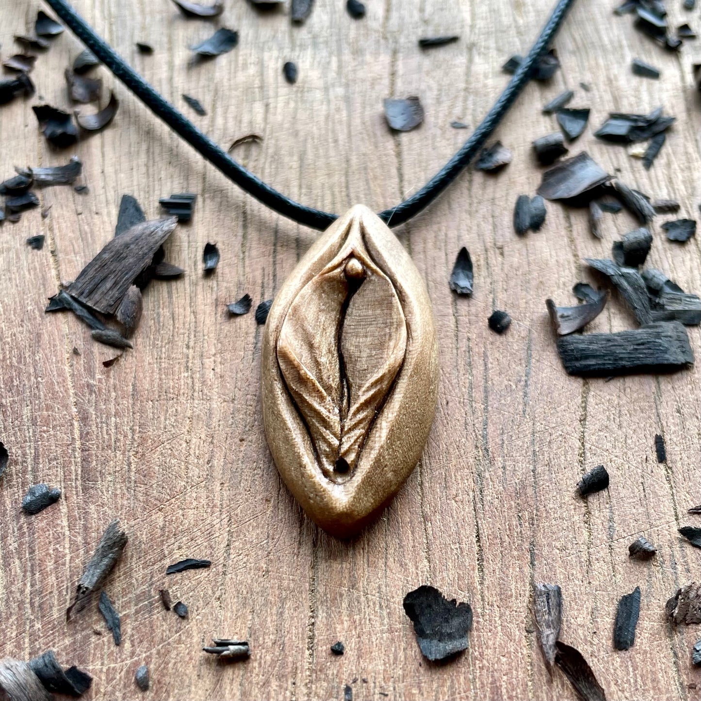 Ciondolo in legno di noce italiano Vulva