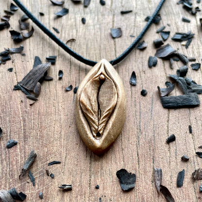 Ciondolo in legno di noce italiano Vulva