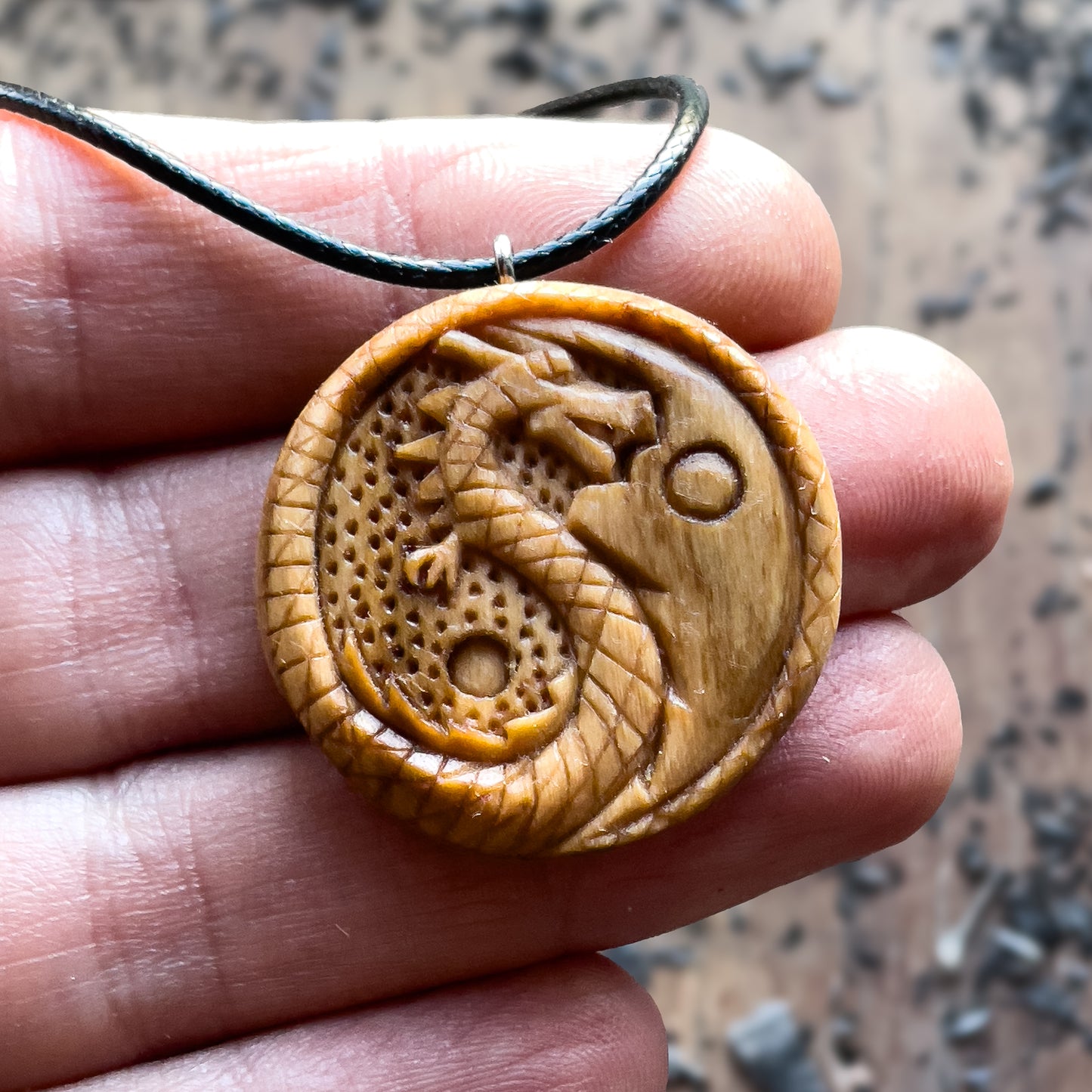 Ciondolo in legno di noce del drago Yin Yang