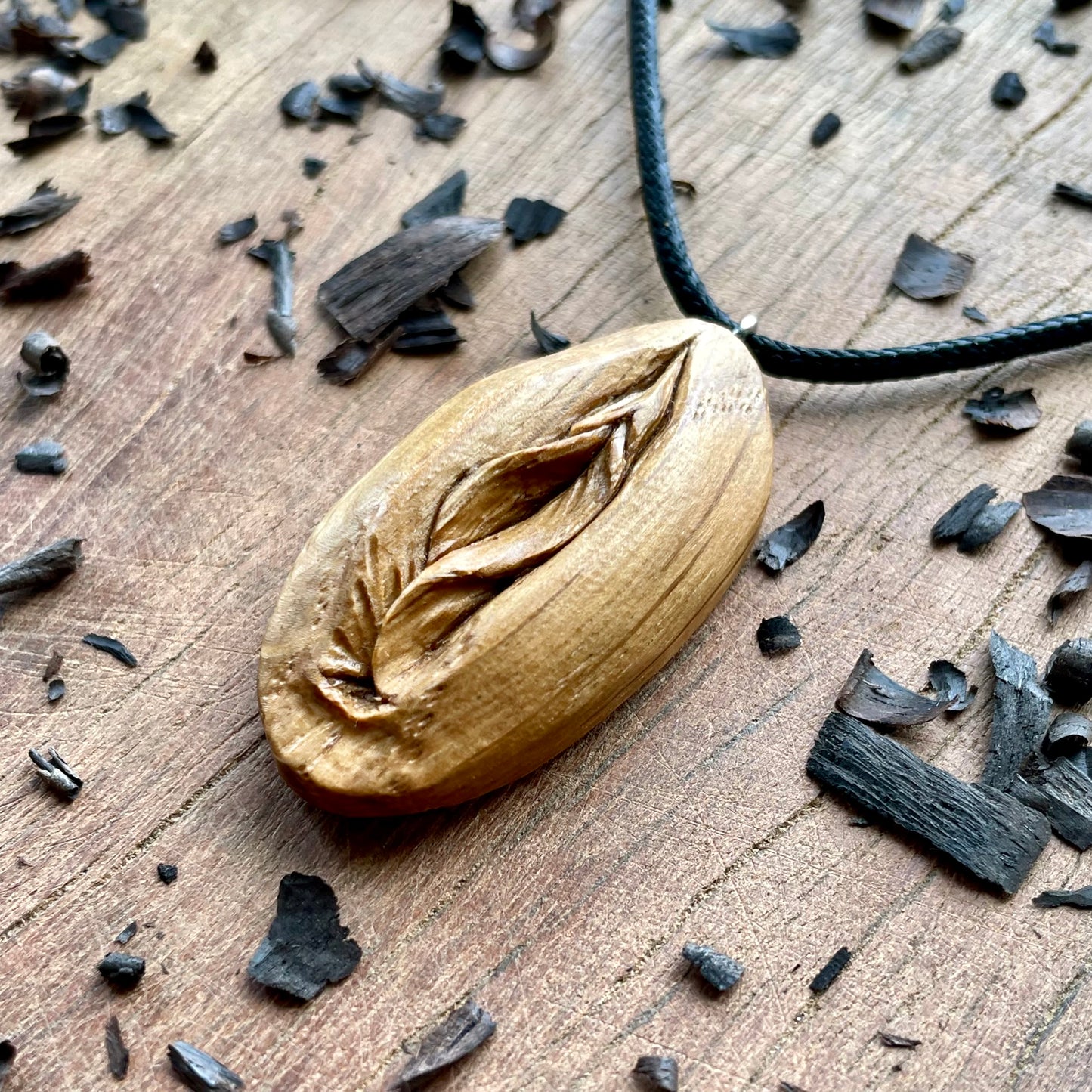 Ciondolo in legno di quercia Vulva