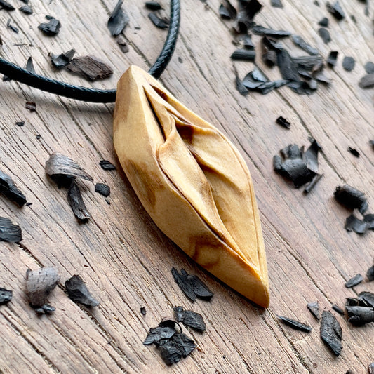 Ciondolo in legno di noce americano Vulva