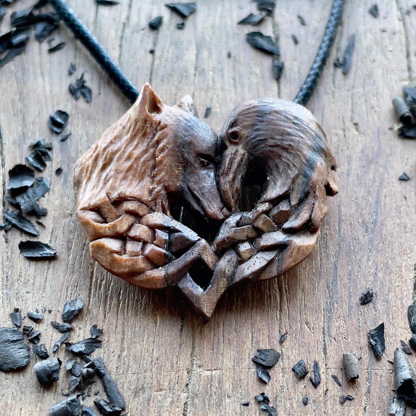 Ciondolo in legno di noce lupo e corvo