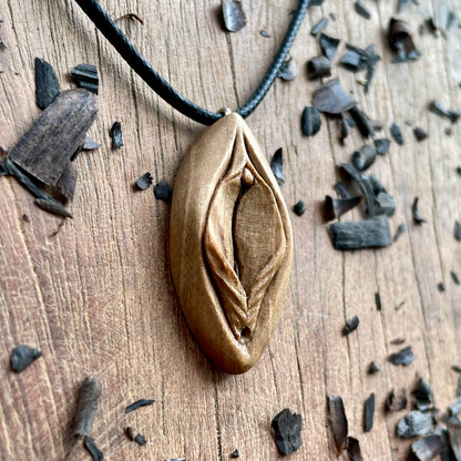 Ciondolo in legno di noce italiano Vulva