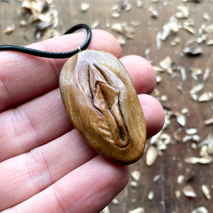 Ciondolo in legno di noce americano Vulva