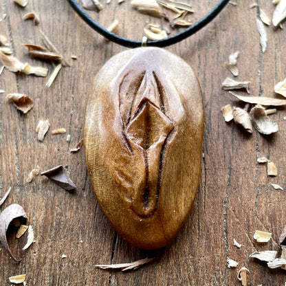 Ciondolo in legno di noce americano Vulva
