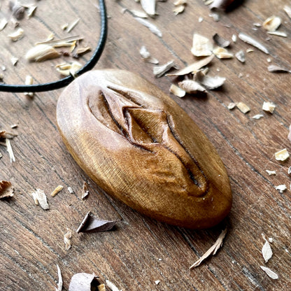 Ciondolo in legno di noce americano Vulva