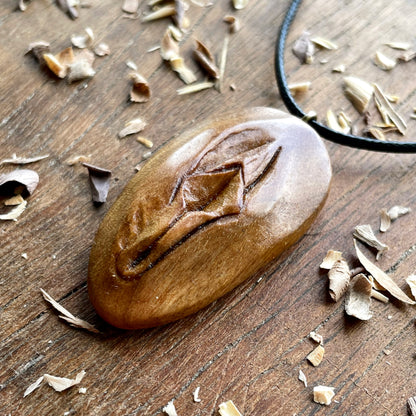 Ciondolo in legno di noce americano Vulva