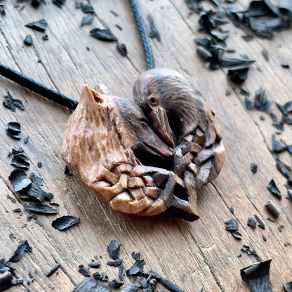 Ciondolo in legno di noce lupo e corvo