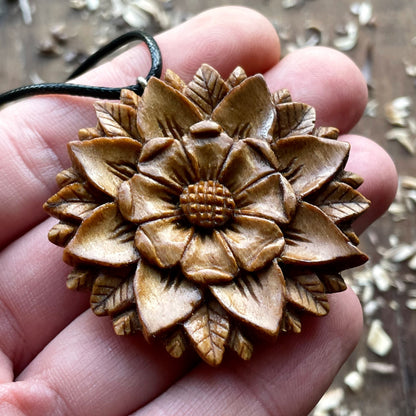 Ciondolo a forma di fiore mandala
