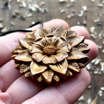 Ciondolo a forma di fiore mandala