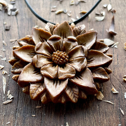 Ciondolo a forma di fiore mandala