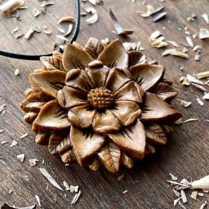 Ciondolo a forma di fiore mandala