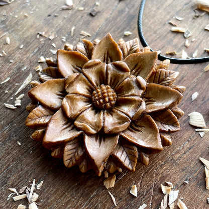 Ciondolo a forma di fiore mandala